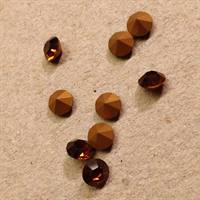 5 mm. i diameter, brune krystaller.